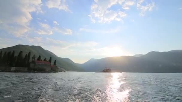 Het eiland Gospa od Skrpjela, baai van Kotor, Montenegro. — Stockvideo