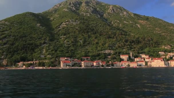 El casco antiguo de Perast en la orilla de la bahía de Kotor, Montenegro. Th — Vídeo de stock