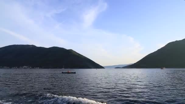 Kotor Bay in Montenegro. Bergen en ravijnen, zee. — Stockvideo