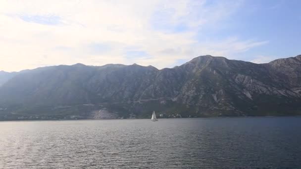 Jachty, lodě, lodí do zátoky Kotor, Jaderské moře, Černá Hora — Stock video