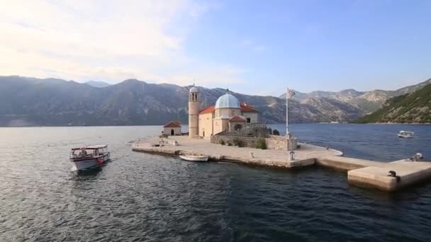 A sziget a Gospa od Skrpjela, Kotor-öböl, Montenegro. — Stock videók