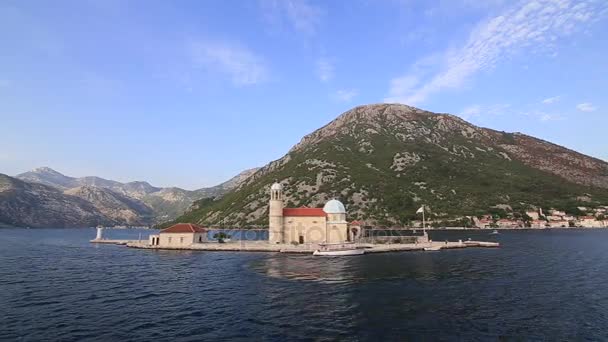 Het eiland Gospa od Skrpjela, baai van Kotor, Montenegro. — Stockvideo