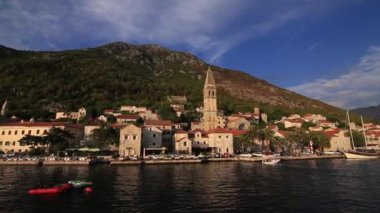 Eski şehir, Perast Kotor Koyu'ndaki, Karadağ kıyısında. İnci