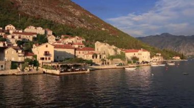 Eski şehir, Perast Kotor Koyu'ndaki, Karadağ kıyısında. İnci