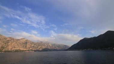 Kotor Koyu'ndaki Karadağ. Dağlar ve kanyonlar, deniz.