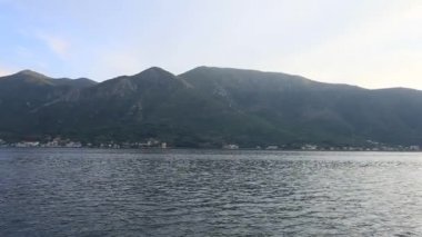 Kotor Koyu'ndaki Karadağ. Dağlar ve kanyonlar, deniz.