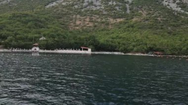 Kotor Koyu'ndaki Karadağ. Dağlar ve kanyonlar, deniz.