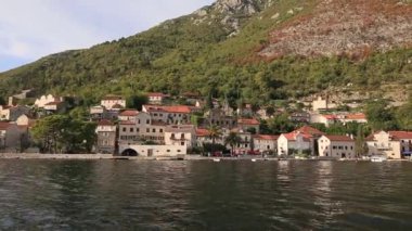 Eski şehir, Perast Kotor Koyu'ndaki, Karadağ kıyısında. İnci