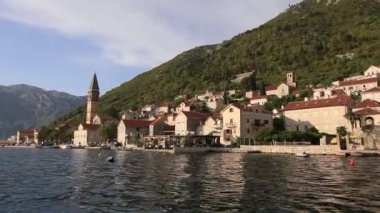 Eski şehir, Perast Kotor Koyu'ndaki, Karadağ kıyısında. İnci