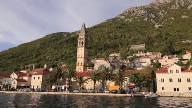 Eski şehir, Perast Kotor Koyu'ndaki, Karadağ kıyısında. İnci