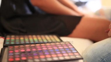 Profesyonel makyaj araçları. Fırçalar, rujlar, podvodo bir dizi