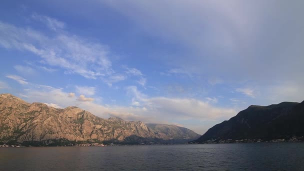 Kotor Koyu'ndaki Karadağ. Dağlar ve kanyonlar, deniz. — Stok video