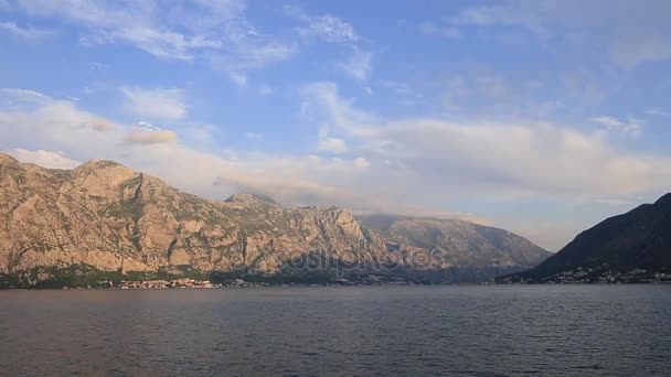 Kotor Bay em Montenegro. Montanhas e desfiladeiros, mar . — Vídeo de Stock