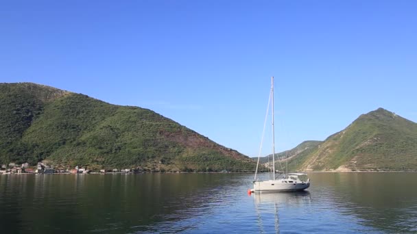 Iates, barcos, navios na Baía de Kotor, Mar Adriático, Montenegro — Vídeo de Stock