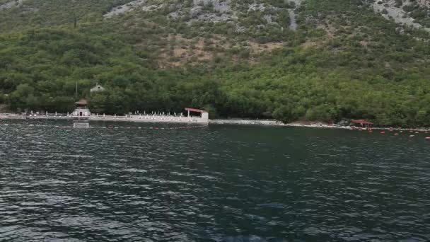 Kotor Bay in Montenegro. Bergen en ravijnen, zee. — Stockvideo