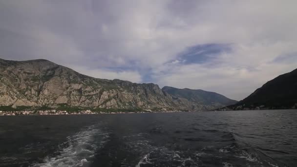 Boottocht in de baai van Kotor — Stockvideo