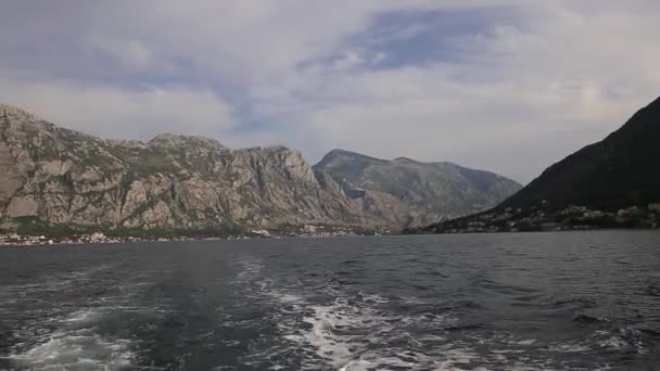 Bootsfahrt in der Bucht von Kotor — Stockvideo