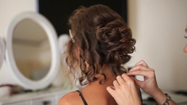 The hairdresser does the brides hair. Professional at work. The — Stock Video