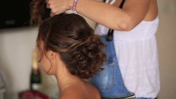 La peluquera hace el pelo de las novias. Profesional en el trabajo. El — Vídeo de stock