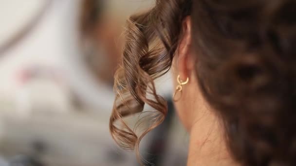 The hairdresser does the brides hair. Professional at work. The — Stock Video