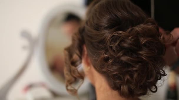 The hairdresser does the brides hair. Professional at work. The — Stock Video