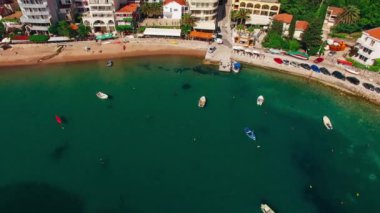 Yerleşim Rafailovici, Budva Riviera, Karadağ. Sahillerinin