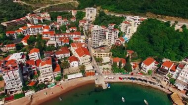 Yerleşim Rafailovici, Budva Riviera, Karadağ. Sahillerinin
