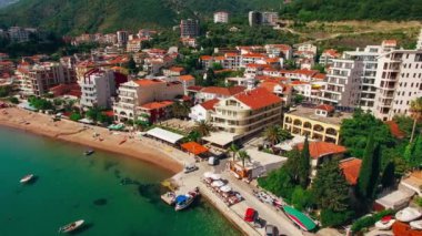 Yerleşim Rafailovici, Budva Riviera, Karadağ. Sahillerinin