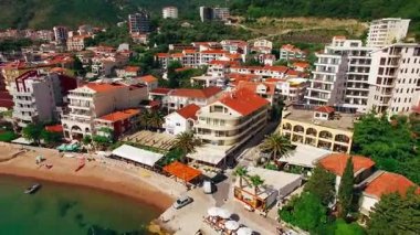Yerleşim Rafailovici, Budva Riviera, Karadağ. Sahillerinin