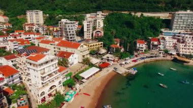 Yerleşim Rafailovici, Budva Riviera, Karadağ. Sahillerinin