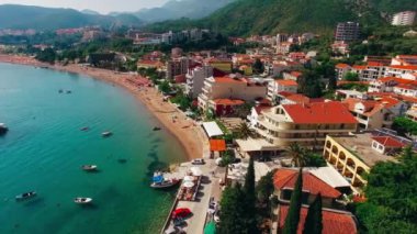 Yerleşim Rafailovici, Budva Riviera, Karadağ. Sahillerinin