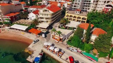 Yerleşim Rafailovici, Budva Riviera, Karadağ. Sahillerinin