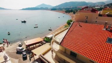 Yerleşim Rafailovici, Budva Riviera, Karadağ. Sahillerinin