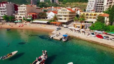 Yerleşim Rafailovici, Budva Riviera, Karadağ. Sahillerinin