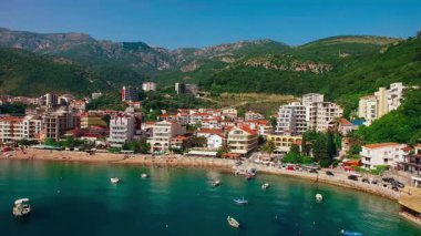 Yerleşim Rafailovici, Budva Riviera, Karadağ. Sahillerinin