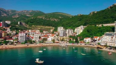 Yerleşim Rafailovici, Budva Riviera, Karadağ. Sahillerinin