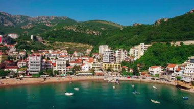 Yerleşim Rafailovici, Budva Riviera, Karadağ. Sahillerinin