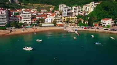 Yerleşim Rafailovici, Budva Riviera, Karadağ. Sahillerinin