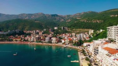 Yerleşim Rafailovici, Budva Riviera, Karadağ. Sahillerinin