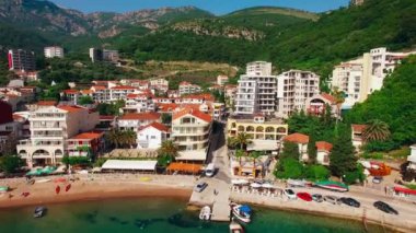 Yerleşim Rafailovici, Budva Riviera, Karadağ. Sahillerinin