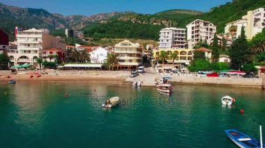 Yerleşim Rafailovici, Budva Riviera, Karadağ. Sahillerinin