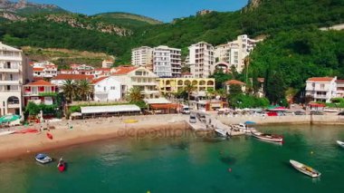 Yerleşim Rafailovici, Budva Riviera, Karadağ. Sahillerinin