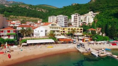Yerleşim Rafailovici, Budva Riviera, Karadağ. Sahillerinin
