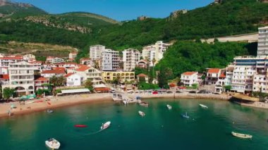 Yerleşim Rafailovici, Budva Riviera, Karadağ. Sahillerinin