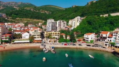 Yerleşim Rafailovici, Budva Riviera, Karadağ. Sahillerinin