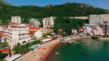 Yerleşim Rafailovici, Budva Riviera, Karadağ. Sahillerinin