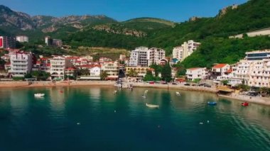 Yerleşim Rafailovici, Budva Riviera, Karadağ. Sahillerinin
