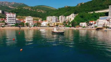 Yerleşim Rafailovici, Budva Riviera, Karadağ. Sahillerinin