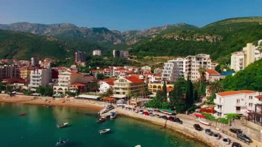Yerleşim Rafailovici, Budva Riviera, Karadağ. Sahillerinin