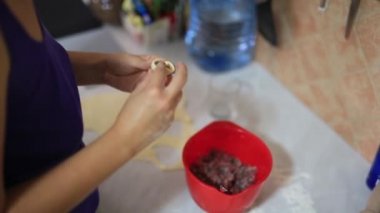 O mutfakta köfte sculpts. Yemek yemek.